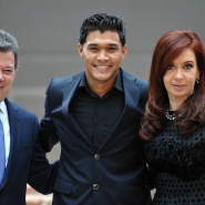 Cristina con Juan Manuel Santos y Teo Gutiérrez