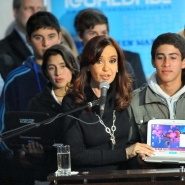 Cristina entrega la netbook 3 millones y tres aulas digitales.