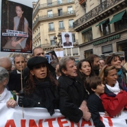 Cristina Fernandez de Kirchner marchando por la liberacion de Ingrid  Betancourt. en París (Francia)urt, Carla Bruni, Primera Dama francesa, y las titulares de Abuelas y de Madres. Foto: Presidencia de la Nación/Télam/cf