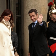 La presidenta Cristina Fernández de Kirchner con el presidente de Francia, Nicolas Sarkozy, en el Palacio del Elíseo