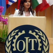 La senadora Cristina Fernández de Kirchner, en la O.I.T.