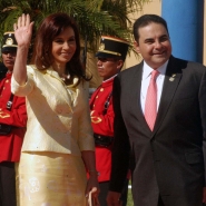 La Presidenta argentina Cristina Fernandez de Kirchner junto a su par de El Salvador, Elias Antonio Saca González