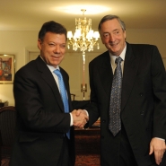 Néstor Kirchner con Juan Manuel Santos, presidente electo de Colombia