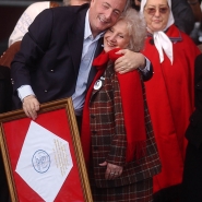 Néstor recibe el pañuelo de las Madres