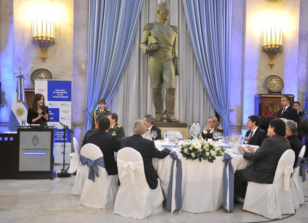 Cena anual de camaradería de las FFAA