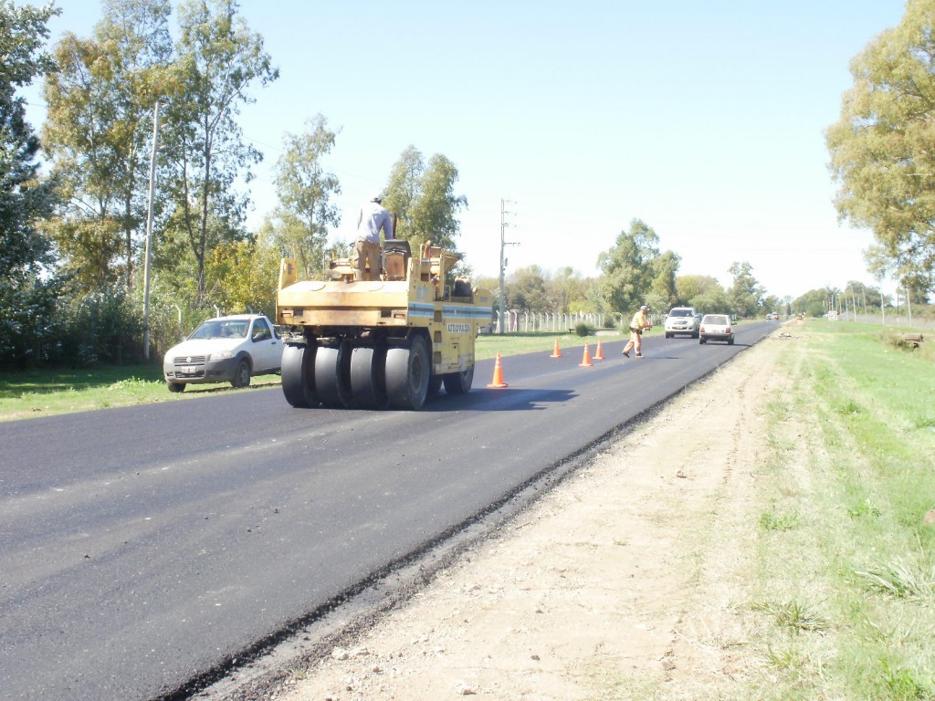 Acceso a San Vicente por Avenida Parque Perón – Evita. Obras básicas y pavimentación.