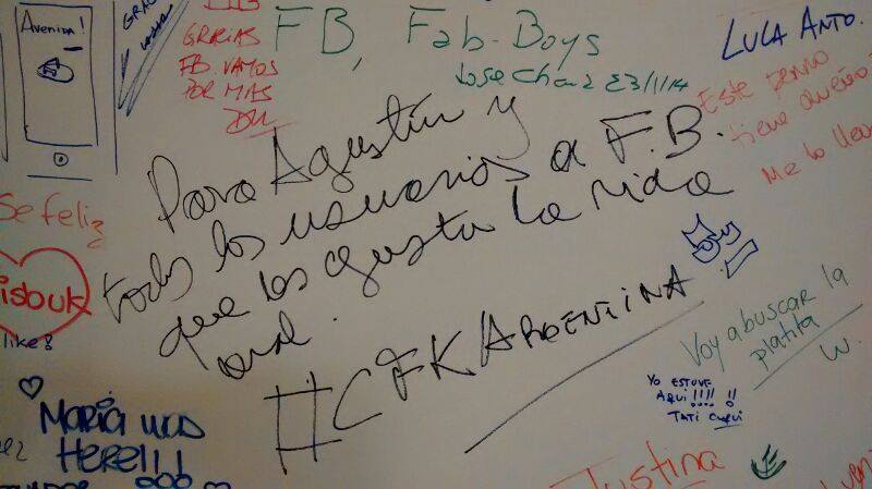Firma en el muro de las nuevas oficinas de Facebook en Argentina. #CFKArgentina #CFKenFacebook 